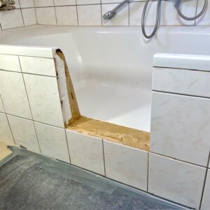 Schritt 1 : Ausschnitt der Badewanne für den Einbau einer Badewannentür