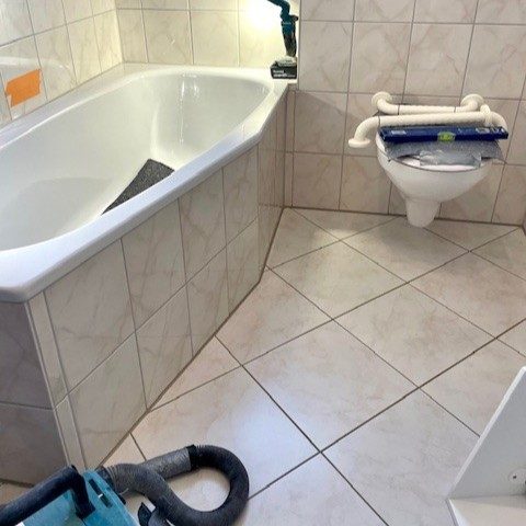 Badewanne mit nachgerüsteter Badewannentür