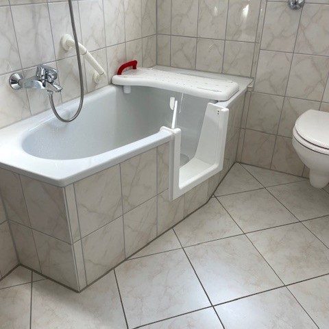 Eingebaute Badewannentür in einer bestehenden Wanne