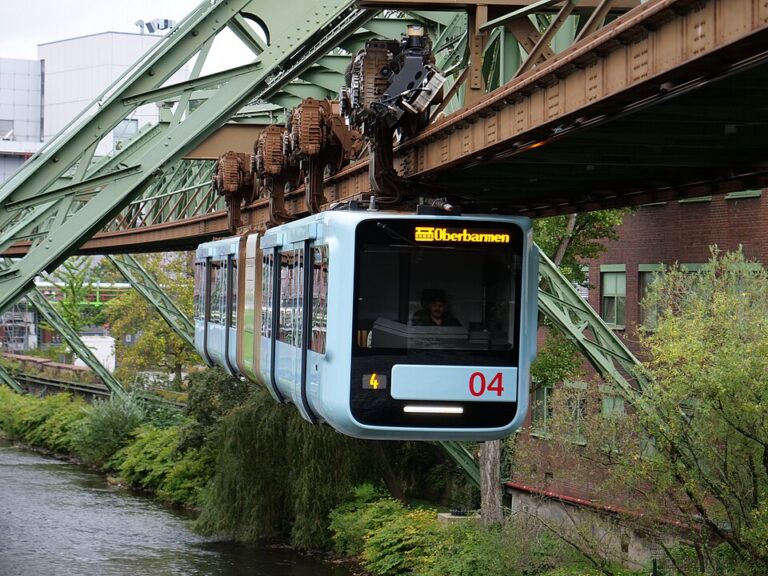 Wuppertaler Schwebebahn- Badewannentür